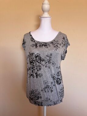 Maurices Gray Scoop Neck Floral Short Sleeve Top